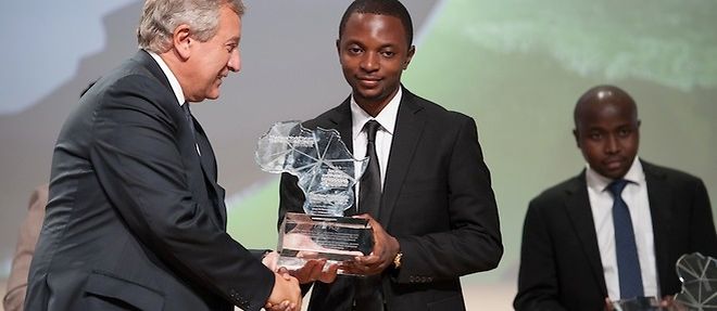 Alain Nteff de GiftedMom recoit des mains de Richard Attias le premier Prix de la Jeune entreprise africaine initie par le New York Forum Institute en partenariat avec Le Point Afrique et France 24. 