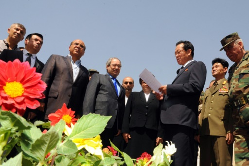 Photographie realisee par l'Agence de presse officielle syrienne SANA, montrant des responsables syriens et l'ambassadeur nord-coreen a Damas, lors de l'inauguration d'un jardin a la gloire de Kim Il-Sung, le 31 aout 2015