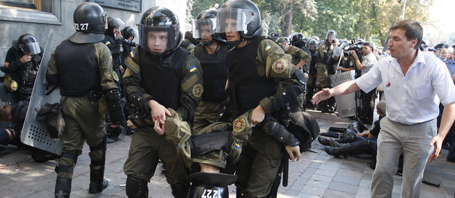 Des affrontements entre policiers et nationalistes ont fait trois morts a Kiev.