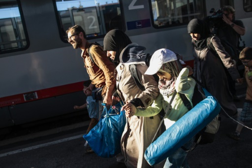 Des migrants en provenance de Budapest, arrivent à la gare de Vienne, le 31 août 2015 © PATRICK DOMINGO AFP