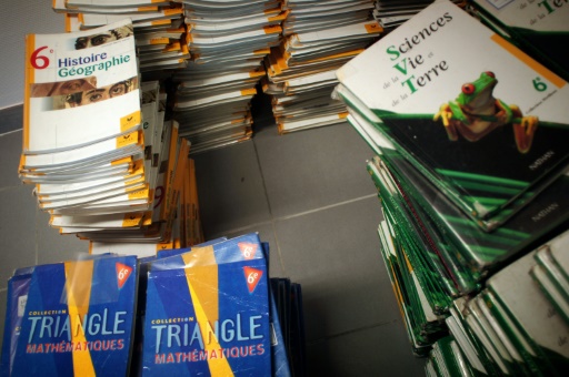Des livres scolaires entreposé dans une salle de cours © Martin Bureau AFP