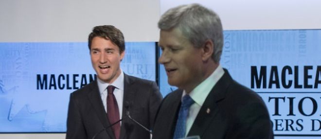 Le Premier ministre sortant Stephen Harper (d) et Justin Trudeau, chef du parti liberal apres un debat televise, le 6 aout 2015 a Toronto