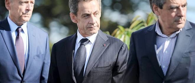 Cela aura ete dur, mais Nicolas Sarkozy, Francois Fillon et Alain Juppe ont finalement mis de la bonne volonte pour poser ensemble devant les photographes.