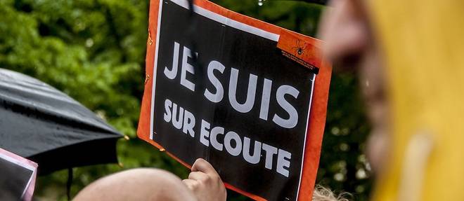 Des manifestants contre la loi Renseignement, adoptee en France durant l'ete 2015.