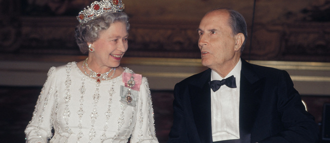 Diner de gala a l'Elysee le 9 juin 1992, en l'honneur d'Elizabeth II. Invitee par Francois Mitterrand, la reine apprecie son talent de conteur.
