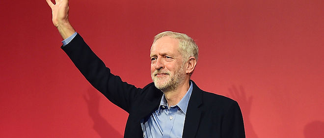 Jeremy Corbyn a ete elu a la tete du Labour avec 59,5 % des voix.