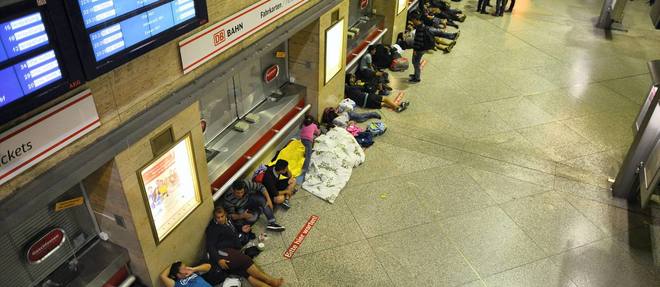 Les migrants dorment dans la gare de Munich, le 12 septembre 2015.