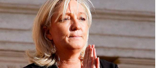 Devant 250 fideles, Marine Le Pen a estime que "l'UMPS se couchait devant les exigences communautaristes."