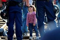 Migrants : la police hongroise ferme le passage &agrave; la fronti&egrave;re serbe