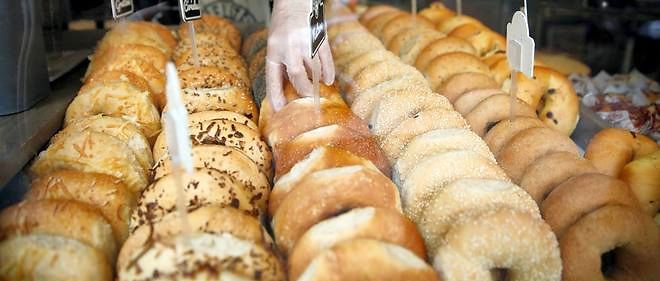 Le bagel est un petit pain rond troue d'origine juive ashkenaze.