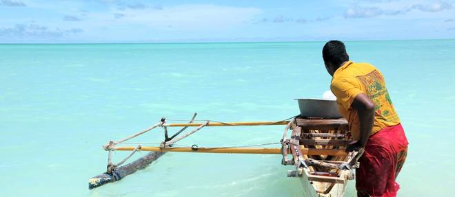Karakaua, 28 ans, a recu Gael Derive chez lui, a Tarawa, sur l'archipel de Kiribati, afin de lui faire decouvrir son quotidien. Un mode de vie que le dereglement climatique menace.