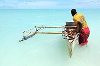 Karakaua, 28 ans, a reçu Gaël Derive chez lui, à Tarawa, sur l'archipel de Kiribati, afin de lui faire découvrir son quotidien. Un mode de vie que le dérèglement climatique menace.