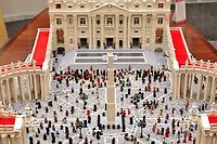 Le pape Fran&ccedil;ois re&ccedil;oit une basilique Saint-Pierre en Lego