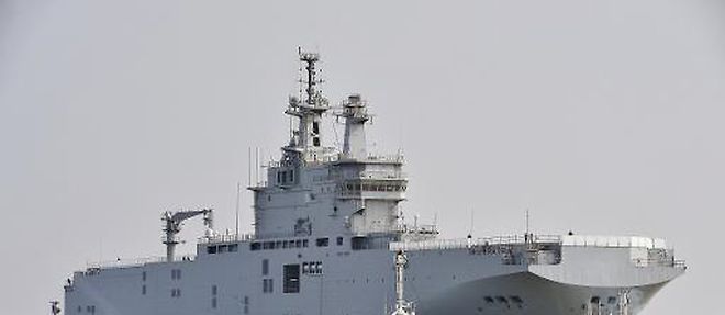 Le "Sebastopol", second navire de projection et de commandement (BPC) Mistral quitte son quai du port de Saint-Nazaire (ouest de la France), le 16 mars 2015