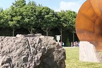 Versailles : les tags sur la sculpture d'Anish Kapoor vont &ecirc;tre effac&eacute;s