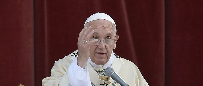 Le pape donne l'exemple en accuillant deux familles de regugies au Vatican.