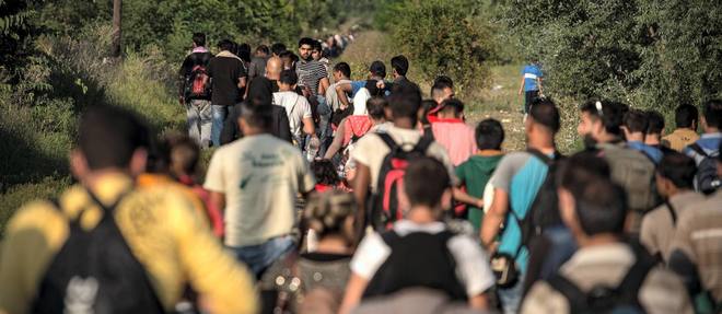 "La ville de Roanne pourra (...) accueillir  peut-etre une dizaine de familles, mais a la condition qu'il soit bien  question de refugies chretiens qui sont persecutes parce que chretiens  en Syrie par Daesh", a declare le maire de Roanne.
