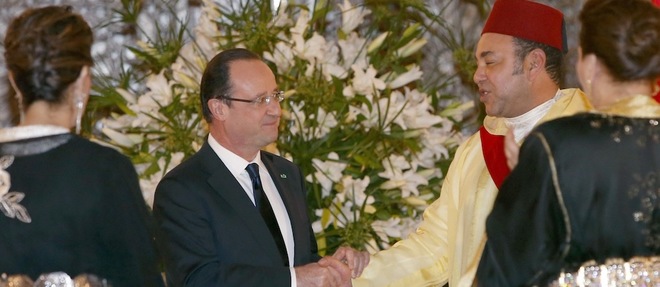Le president francais, Francois Hollande, et le souverain cherifien, le roi Mohammed VI, au Palais royal de Casablanca en avril 2013. 