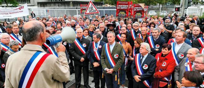 Les maires de France manifestaient ce samedi 19 septembre contre la baisse de 30 % des dotations aux collectivites.