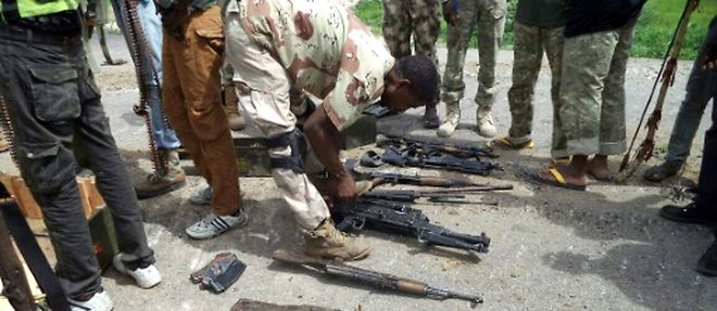 Photo fournie par l'armee nigeriane le 26 juillet 2015 montrant un soldat inspectant des armes saisies aux mains des insurges du groupe islamiste Boko Haram, dans la ville de Dikwa, dans l'Etat de Borno