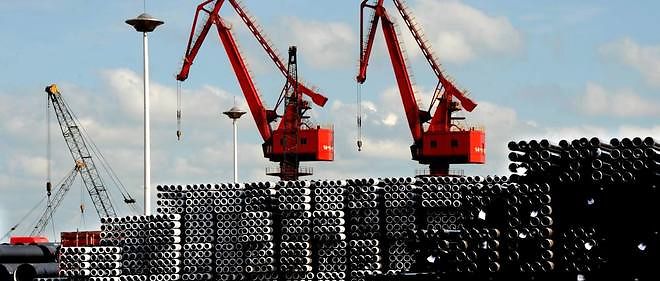 Tubes d'acier destines a l'exportation dans le port de Lianyungang. Les exportations chinoises continuent de baisser.