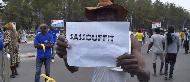 Un manifestant, le 27 septembre 2015, tient une pancarte pour marquer son hostilite au referendum constitutionnel souhaite par le president Sassou pour un nouveau mandat.