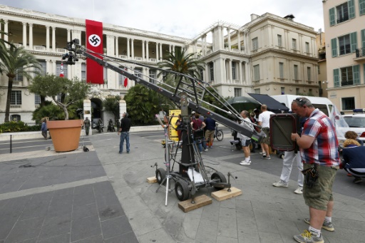 Drapeau et brassards nazis à Nantes, pour le tournage d'une série télé -  France Bleu
