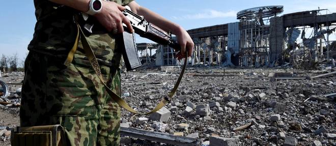 Moscou dement farouchement toute presence de ses troupes en Ukraine et a presente les deux hommes comme d'"anciens militaires".