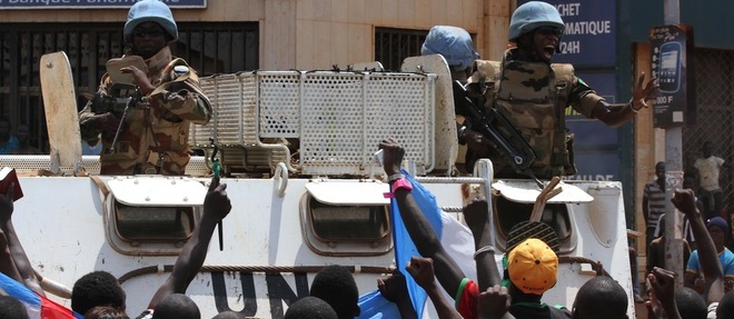 Pour contenir les violences a Bangui, des casques bleus.