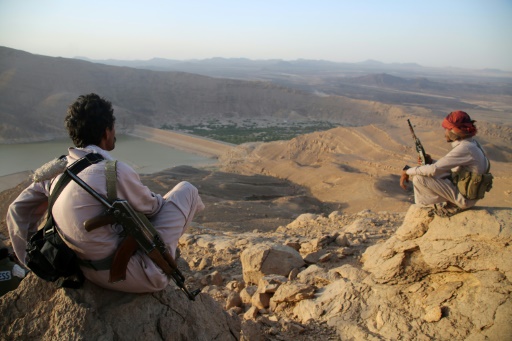 Des combattants yéménites loyalistes regardent le barrage d'Arim dans la province de Marib, à l'est de Sanaa, le 28 septembre 2015 © Abdullah Hassan AFP