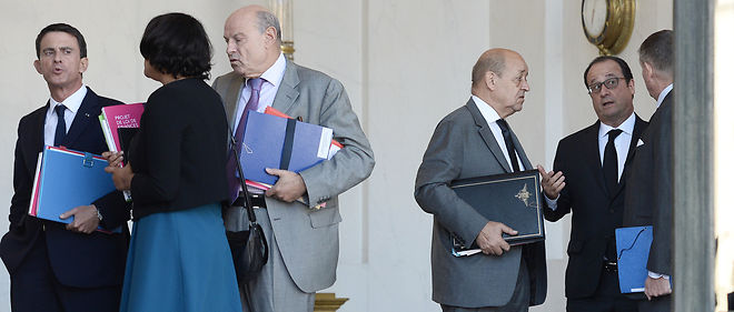 Les membres du gouvernement a la sortie d'une reunion a l'Elysee, le 30 septembre 2015.