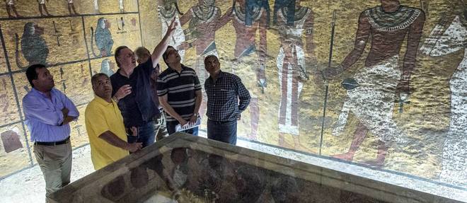 L'egyptologue Nicholas Reeves examinant la tombe de Toutankhamon avec le ministre des Antiquites egyptien Mamdouh Eldamaty.
