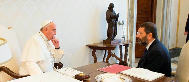 Le pape Francois en entretien avec le maire de Rome, Ignazio Marino, ici en janvier 2015.