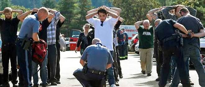 Les policiers fouillent des etudiants a cote du campus du college de Roseburg (Oregon) apres la tuerie du 1er octobre 2015.
 
 
