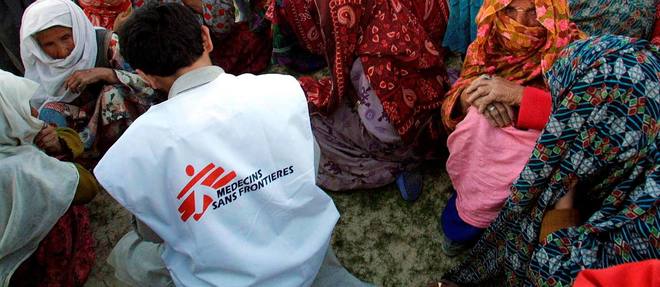 Un benevole de Medecins sans frontieres avec des Afghanes, photo d'illustration.