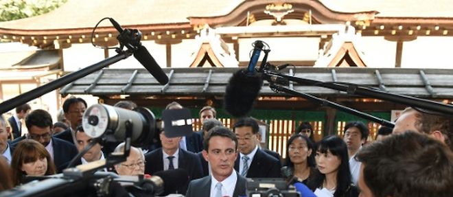 Le Premier ministre francais Manuel Valls parle avec la presse lors d'une visite au sanctuaire de Shimogamo, le 3 octobre 2015 a Kyoto