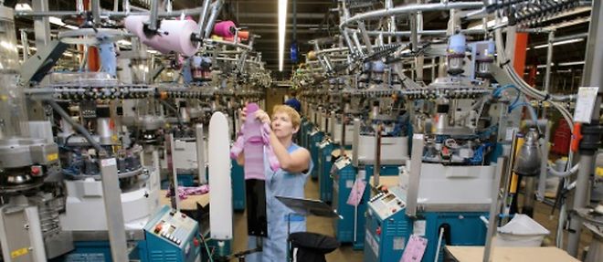 Une employee de l'usine vosgienne du fabricant de chaussettes Tricotage des Vosges, le 27 fevrier 2014 a Vagney