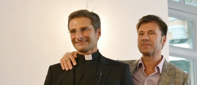 Le pretre polonais Krysztof Olaf Charamsa et son compagnon Edouard, lors d'une interview au cours de laquelle il revele son homosexualite, le 3 octobre 2015 a Rome