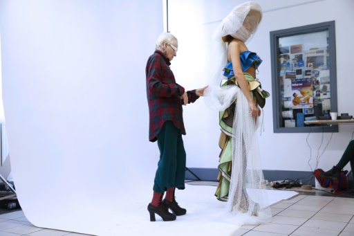 La couturière Vivienne Westwood prépare un mannequin avant son défilé à Paris le 3 octobre 2015 © PATRICK KOVARIK AFP