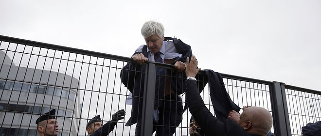 Le directeur d'Air France a Orly, Pierre Plissonnier, moleste par des manifestants, le 4 octobre 2015.