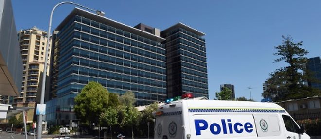 Un vehicule de police devant un commissariat de police ou un adolescent de 15 ans a abattu un employe, le 3 octobre 2015 a Sydney, en Australie