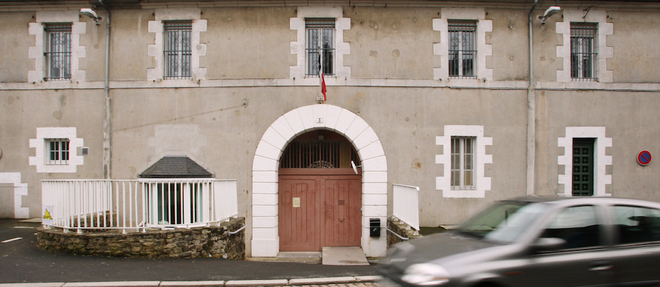 Incarcere a la maison d'arret de Coutances avec entre quatre et  six autres detenus tous fumeurs, le prisonnier a saisi la justice en mettant en avant des conditions de detention << inhumaines, degradantes et insalubres >>.