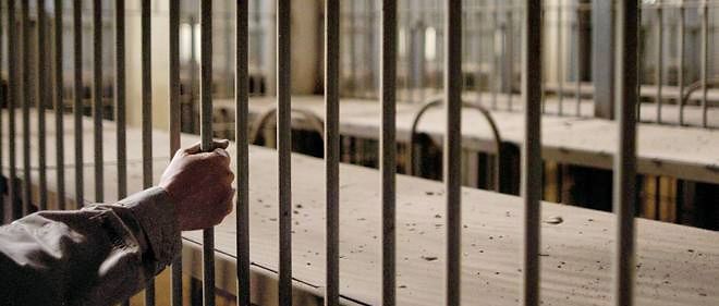 La garde des Sceaux souhaite revoir le systeme des permissions de  sortir pour les detenus et propose de ne plus laisser seuls certains  detenus.