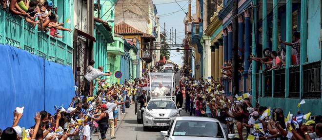 Le pape Francois dans les rues de Santiago de Cuba le 22 septembre 2015.