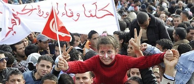 La foule tunisienne exulte en 2012 lors du premier anniversaire du lancement du Printemps arabe.