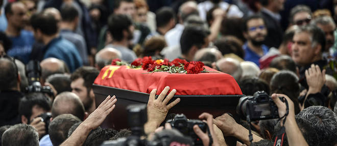La foule porte le cercueil d'une victime de l'attentat d'Ankara dimanche 11 octobre.