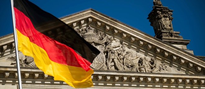 Un drapeau allemand devant le Parlement, photo d'illustration.