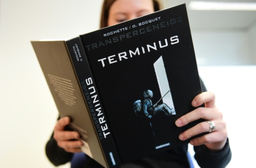 Une lectrice decouvre "Terminus", dernier tome de la serie du "Transperceneige", a Bruxelles le 25 septembre 2015