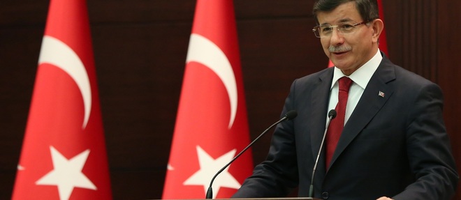 Le Premier ministre turc Ahmet Davutoglu lors d'une conference de presse a Ankara le 28 aout 2015.
 