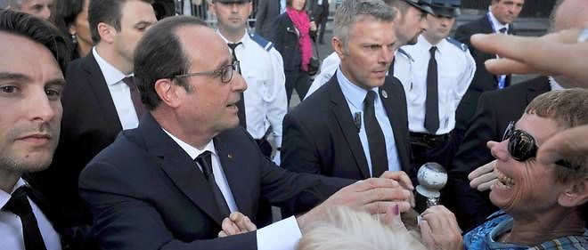Francois Hollande se rend au Pantheon accompagne d'un policier du service de la protection.